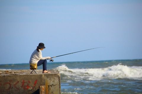 女が一人で釣りに行ってたら浮く？